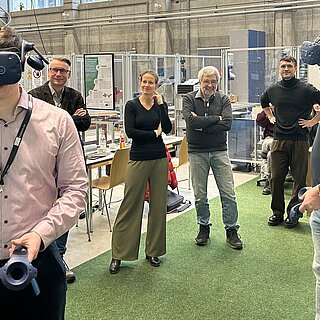 Teilnehmende testen VR-Brillen.