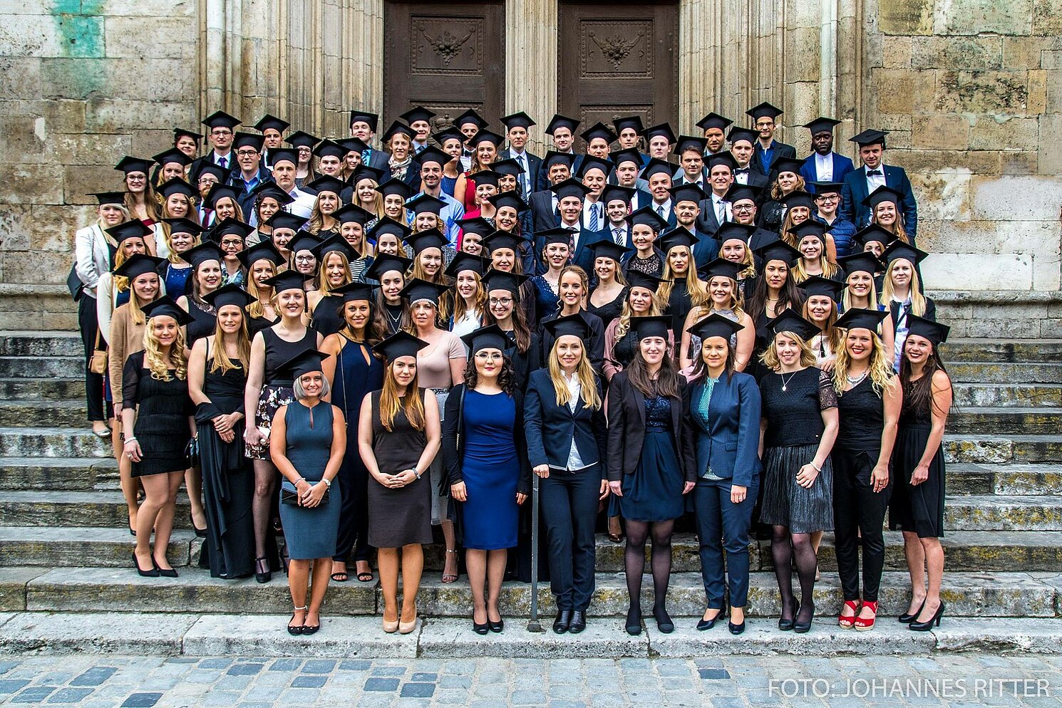Die frisch gebackenen Bachelor- und Masterabsolventen/innen der Fakultät Betriebswirtschaft. Foto: OTH Regensburg, Johannes Ritter