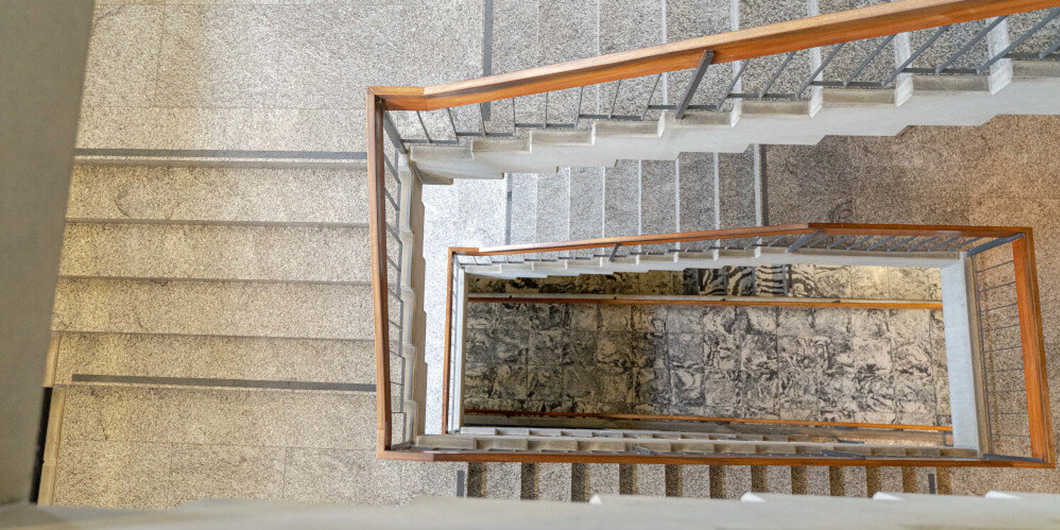 Treppe im Gebäude S