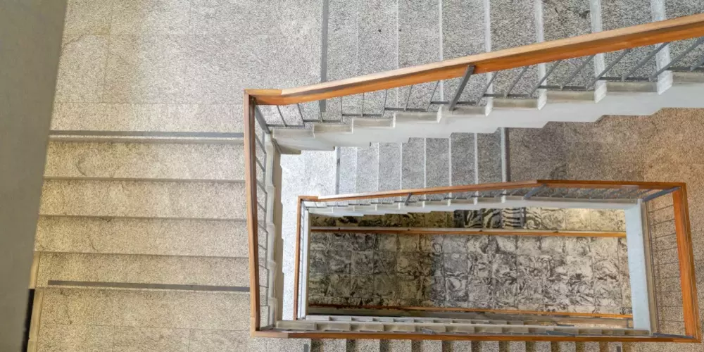Treppe im Gebäude S