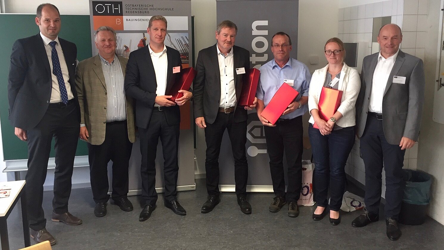 Ein kleines Dankeschön für die Referentin und die Referenten. Von links: Prof. Andreas Appelt, Rüdiger Schemm, Dr.–Ing. Robert Bachmann, Dipl.-Ing. Michael Kispert, Dipl.–Ing. Tanja Tschernack, Dipl.–Ing. Christian Unzner.