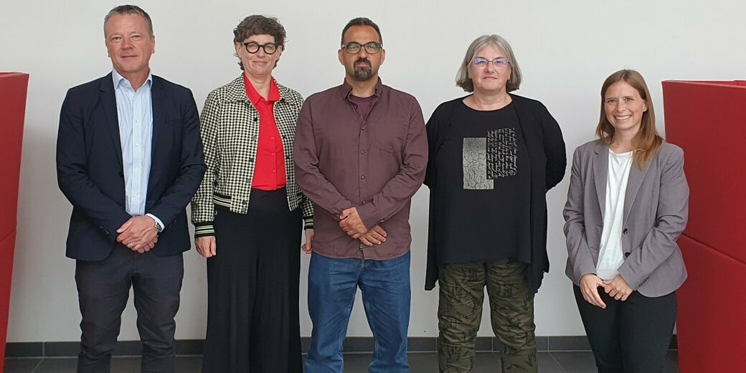 Prof. Dr. Ralph-Miklas Dobler (HM, Vorsitzender der Prüfungskommission), Prof. Dr. Gabriele Fischer (HM, Erstbetreuerin), Çağan Varol, Prof. Dr. Clarissa Rudolph (OTH Regensburg, Zweitbetreuerin) und Dr. Sabine Fütterer-Akili Geschäftsstellenleiterin des PZSGT (v. l. n. r.) (Foto: PZSGT) 