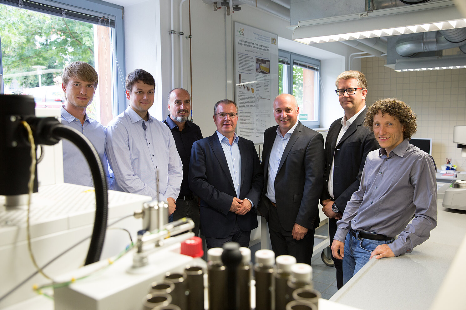 Das Projektteam: (v. l.) Jürgen Gebhard (TFZ), Robert Altmann (OTH Regensburg), Dr. Klaus Thuneke (TFZ), Dr. Edgar Remmele (TFZ), Prof. Dr.-Ing. Hans-Peter Rabl (OTH Regensburg), Markus Winkler (Deutz AG) und Dr.-Ing. Peter Emberger (TFZ). Foto: TFZ