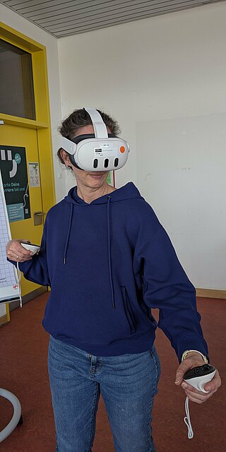 Eine Person trägt eine VR-Brille