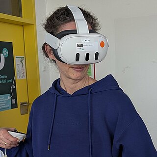 Eine Person trägt eine VR-Brille