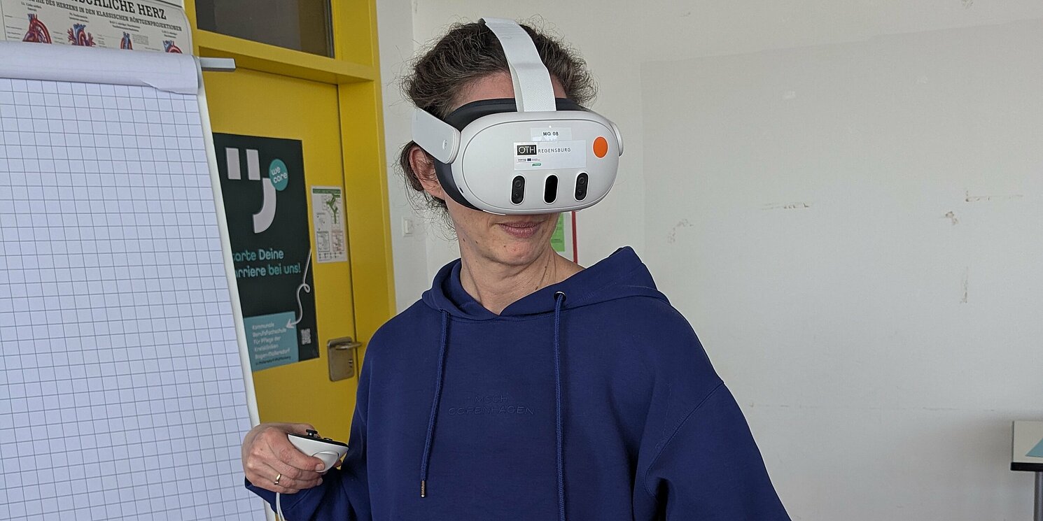 Eine Person trägt eine VR-Brille