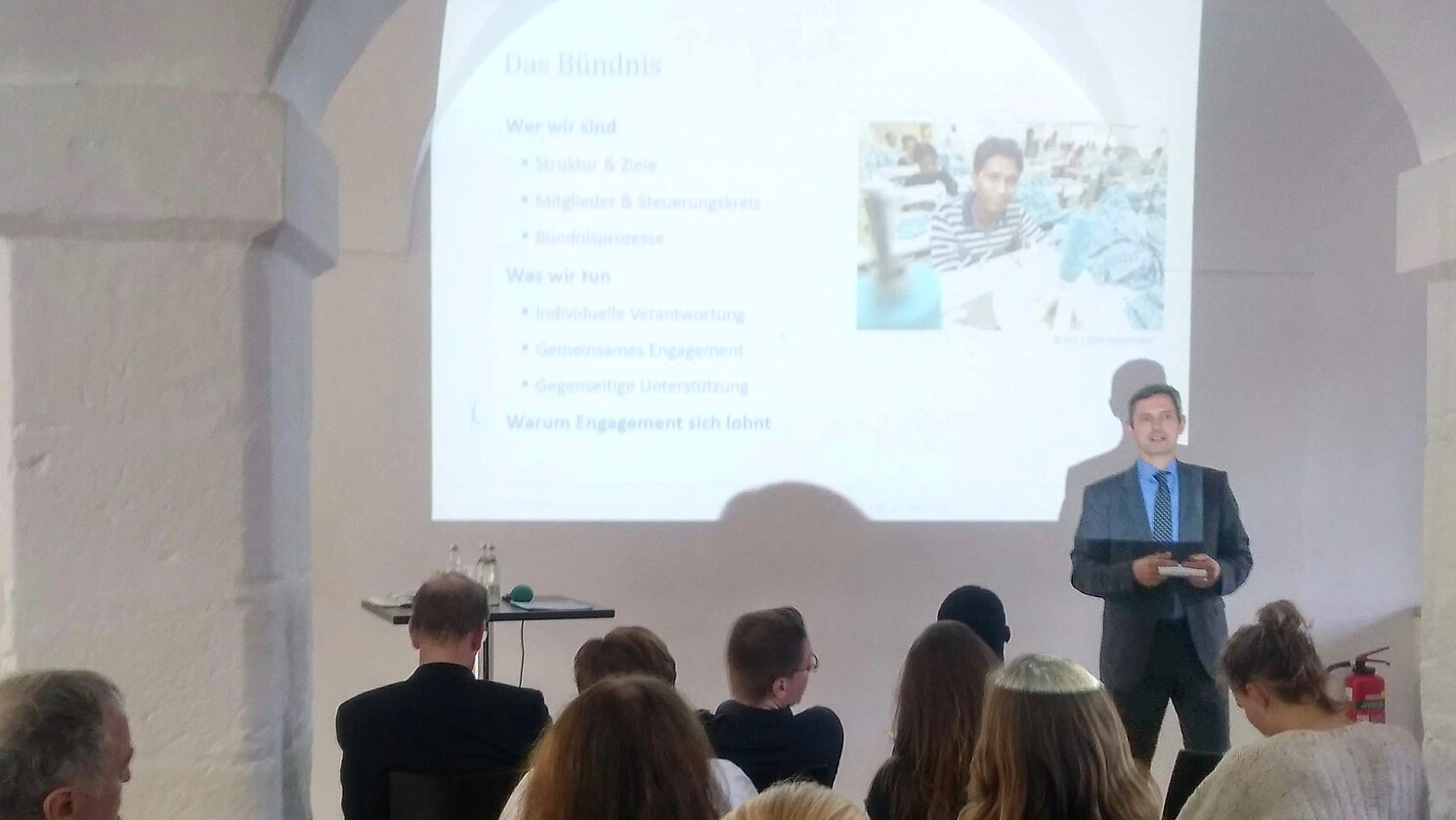 Dr. Jürgen Janssen vom Bündnis für nachhaltige Textilien bei seinem Vortrag im Bischöflichen Ordinariat in Regensburg.