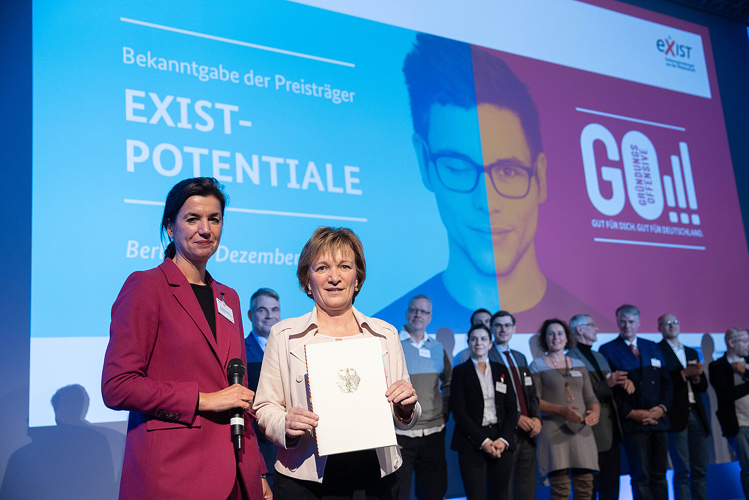 Dr. Sabine Hepperle vom BMWi bei der Urkundenübergabe an Prof. Dr. Christiane Hellbach (rechts), Vizepräsidentin der OTH Amberg-Weiden.