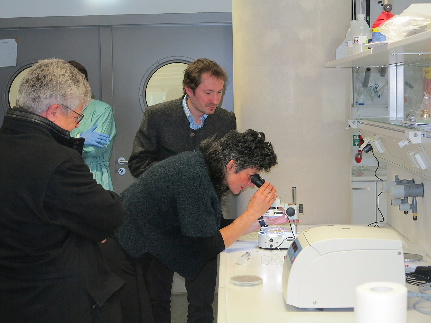 Prof. Dr. Lars Krenkel führt durch die neuen Labore für Biomedical Engineering im Haus der Technik.