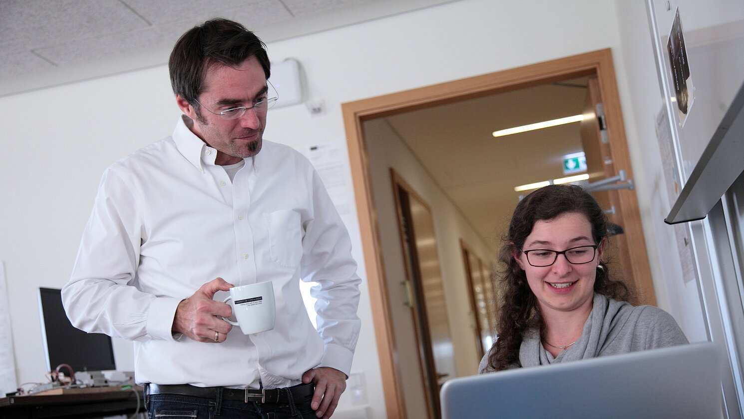 Von links: Prof. Dr. Wolfgang Mauerer, Leiter des Labors für Digitalisierung, gemeinsam mit Irmi Sax, die im Rahmen der 7th ACM International Conference on Computing Frontiers den Best-Video-Award erhielt.
