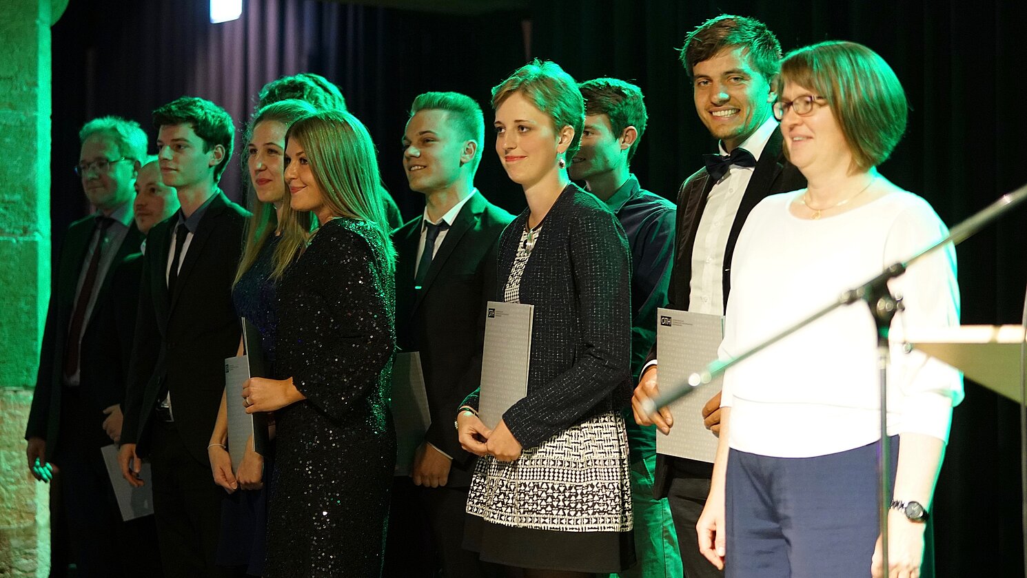Insgesamt 44 Bachelor- und Masterabsolventinnen und -Absolventen der OTH Regensburg freuten sich über ihren erfolgreichen Studienabschluss an der Fakultät Elektro- und Informationstechnik. Mit auf dem Bild Prof. Dr. Birgit Rösel (rechts) und Prof. Dr. Michael Niemetz (links). 