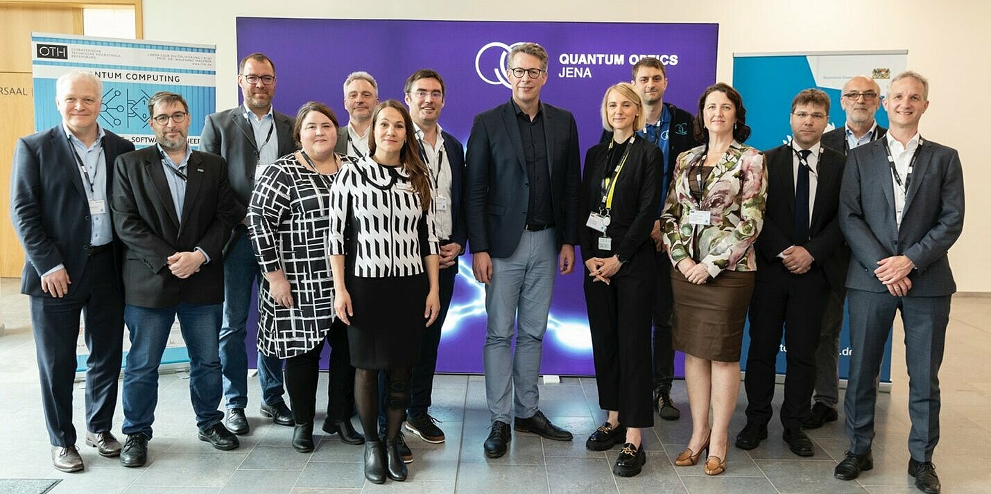 Gruppenfoto vor Aufsteller.