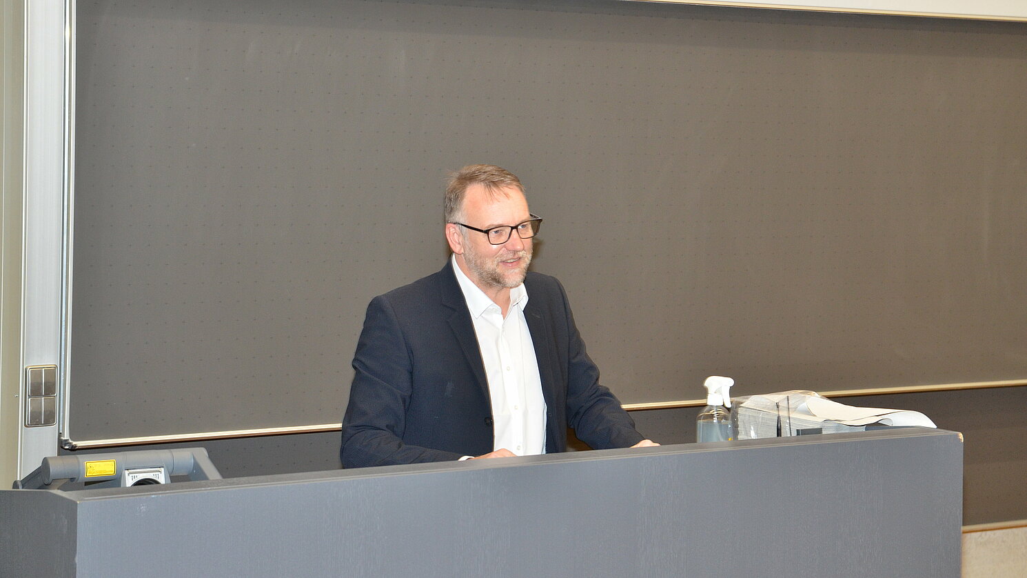 In seiner Eröffnungsrede hob Prof. Dr. Christoph Skornia, Dekan der Fakultät Informatik und Mathematik, die große Verantwortung von Informatiker*innen bei der Gestaltung des digitalen Wandels hervor.