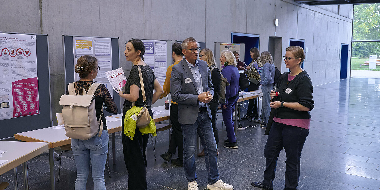 Teilnehmerinnen und Teilnehmer beim Posterwalk