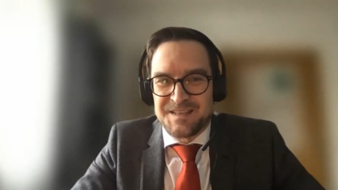 Prof. Dr. Oliver Steffens, Vizepräsident Forschung und Internationalisierung der OTH Regensburg, verwies in seinem Grußwort auch darauf, dass die Hochschule vor 49 Jahren den bayernweit ersten Diplom-Studiengang Informatik in ihr Lehrangebot aufnahm.