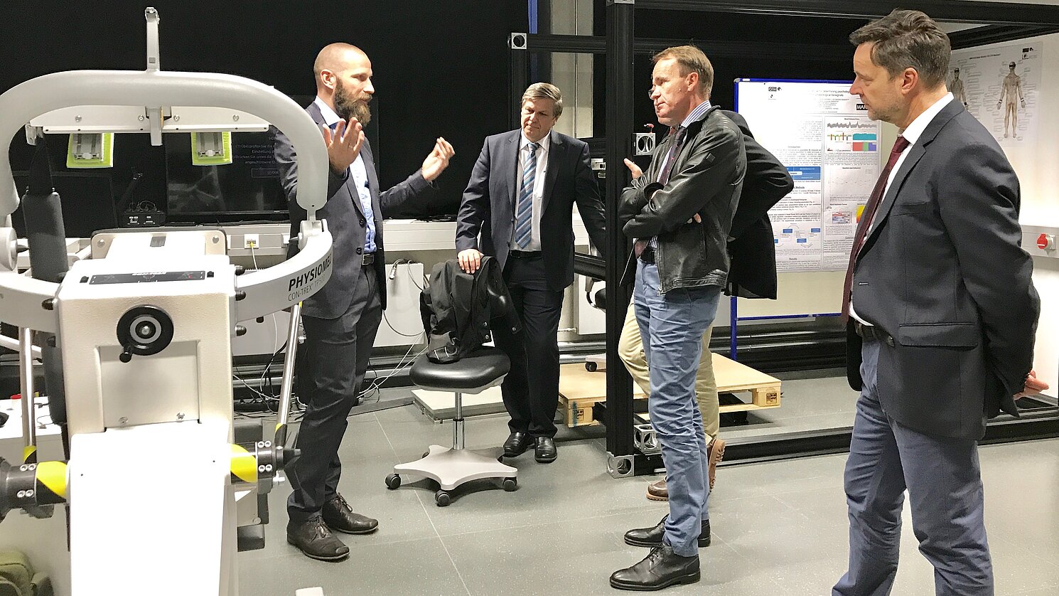 Prof. Dr. Sebastian Dendorfer erläutert Methoden und Projekte seines Labors für Biomechanik in den Biomedical Engineering Laboren im Haus der Technik. Foto: Leis, RBCE