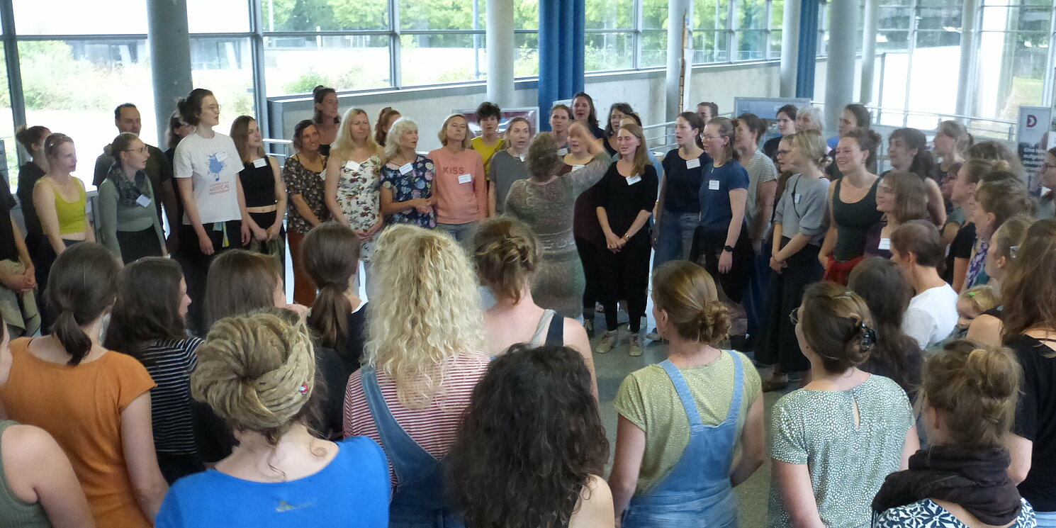 Zum Auftakt des Alumni-Tags gab es den Circle-Song, der wegen eines Regenschauers spontan nach innen verlegt werden musste. Foto: Anna Ligenza