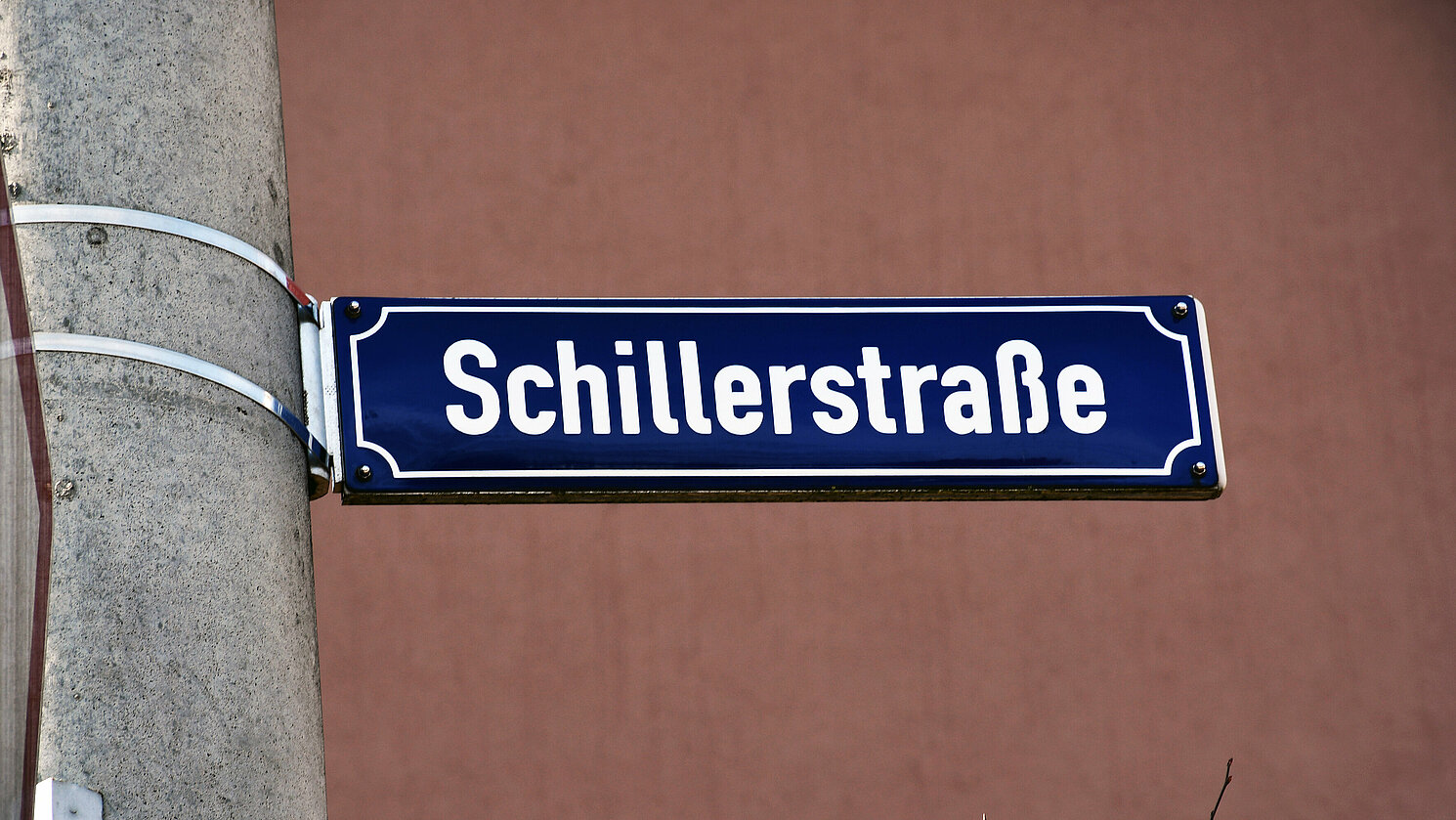 Johann Wolfgang von Goethe und Friedrich von Schiller gelten als zwei der bedeutendsten Dichter der deutschen Geschichte. Kein Wunder also, dass sie die beiden vordersten Plätze in der Liste der am meisten nach Personen benannten Straßen in Deutschland belegen.
