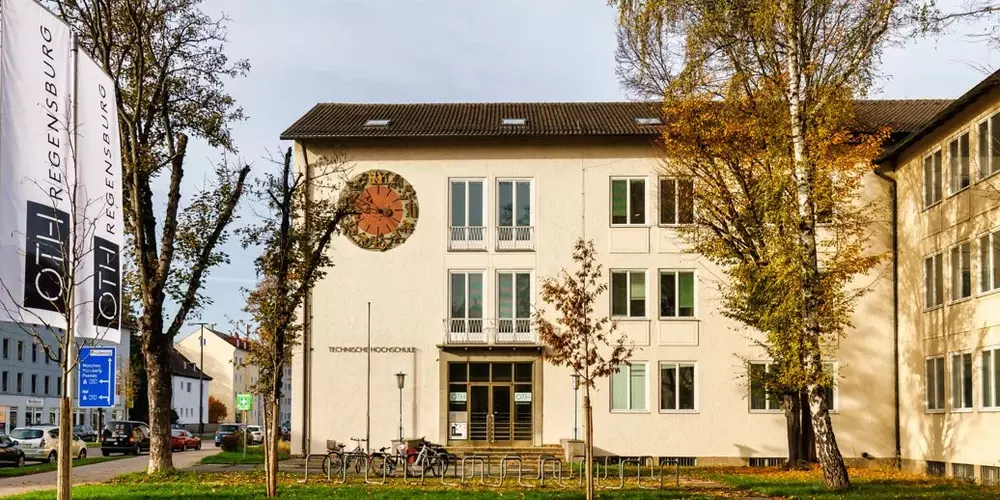 Außenansicht der OTH Regensburg in der Prüfeninger Straße