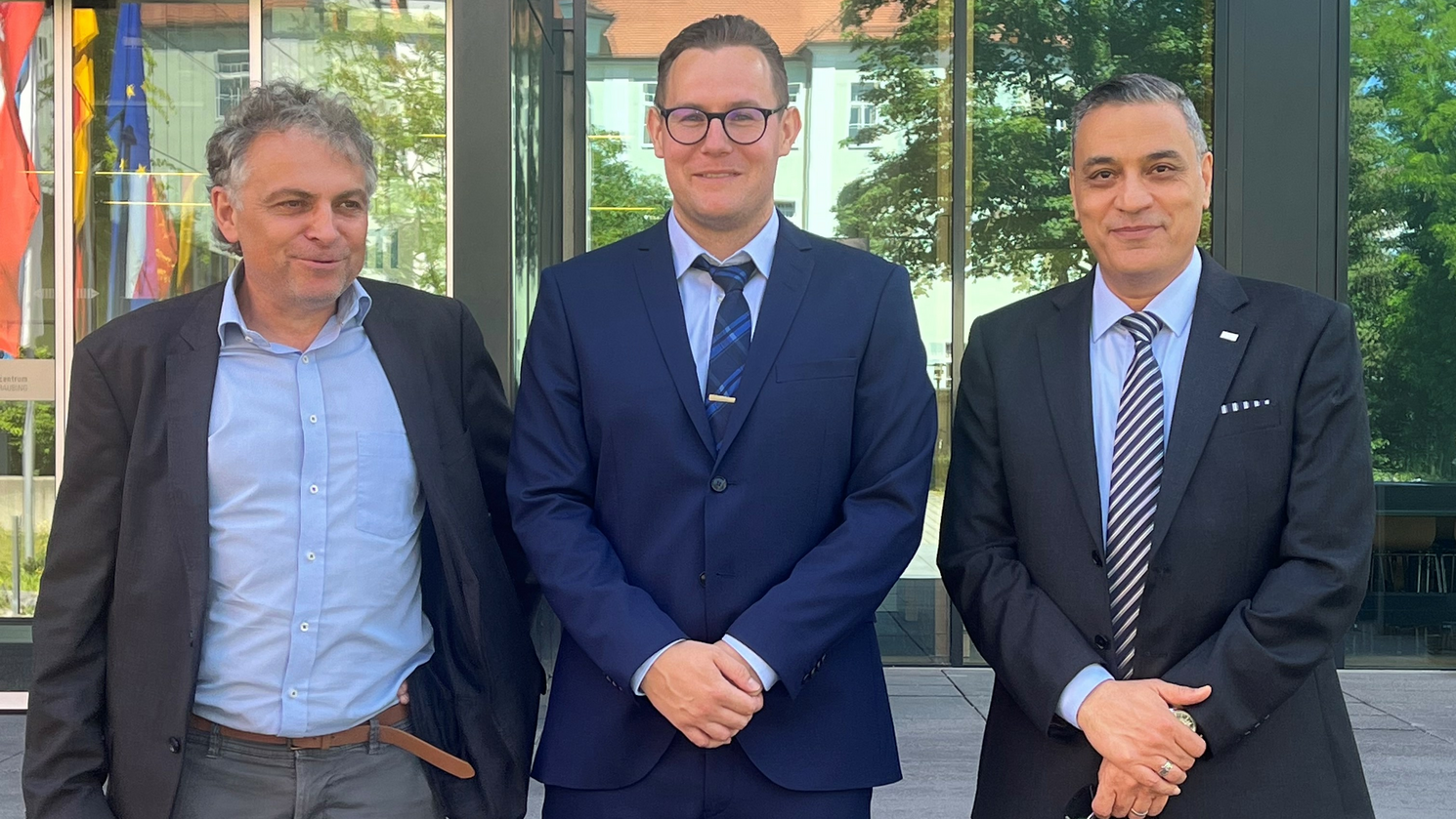 Peter Steininger nach der Verteidigung seiner Doktorarbeit zwischen  Erstgutachter Univ.-Prof. Dr.-Ing. habil. Matthias Gaderer (TU München, links) und Zweitgutachter Prof. Dr.-Ing. Belal Dawoud von der OTH Regensburg. Foto: G. Tilk