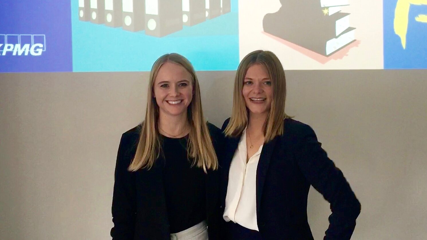 Von links: Christina Winterl und Theresa Jänker von KPMG bei ihrem Gastvortrag an der OTH Regensburg.