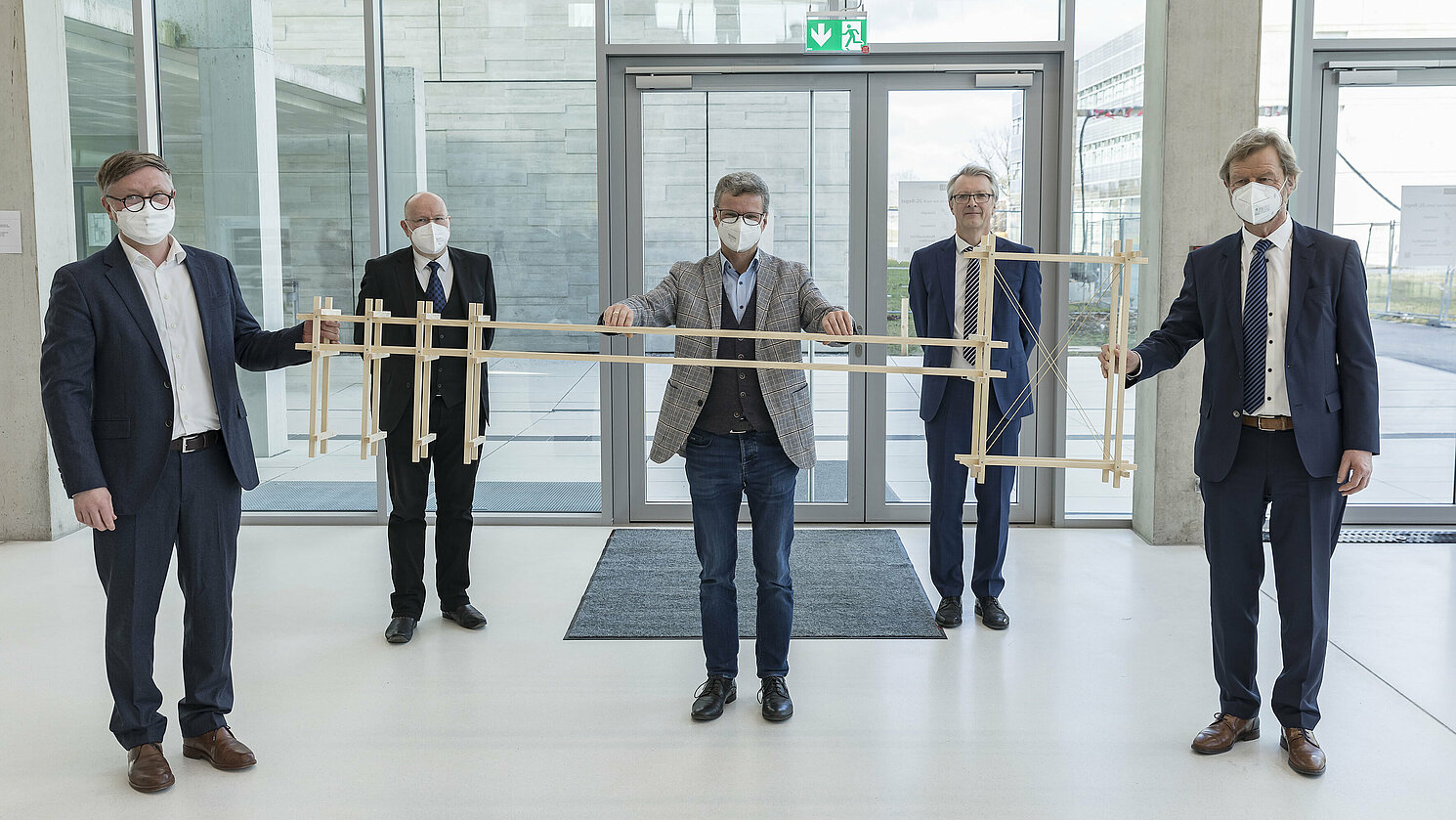 Schlüsselübergabe für den Neubau der Fakultät Architektur an der OTH Regensburg mit Bayerns Wissenschaftsminister Bernd Sibler (Mitte).