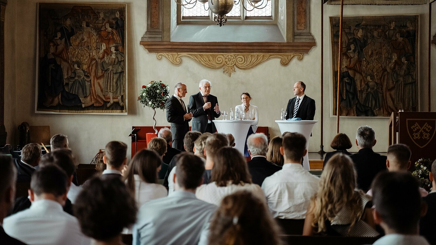 Im Gespräch über 30 Jahre Europäische Betriebswirtschaft (v.li.): Studiengangleiter Prof. Dr. Michael Höschl, der Initiator Prof. Dr. Werner Eckert, Prof. Dr. Nina Leffers und Prof. Dr. Thomas Liebetruth, Dekan der Fakultät Betriebswirtschaft an der OTH Regensburg. Foto: OTH Regensburg/Denis Mnich