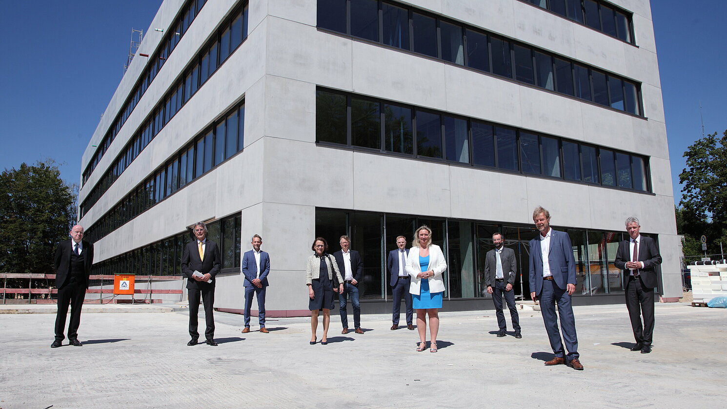 Besuch der Baustellen des neuen Architektur-Fakultätsgebäudes und der Verwaltungszentrale der OTH Regensburg Besuch der Baustellen des neuen Architektur-Fakultätsgebäudes und der Verwaltungszentrale der OTH Regensburg: (von links) Stefan Krabatsch vom Staatlichen Bauamt Regensburg, Axel Bartelt, Regierungspräsident der Oberpfalz, Architekt Andreas Schulte, Gertrud Maltz-Schwarzfischer, Oberbürgermeisterin der Stadt Regensburg, Architekt Thomas Eckert, Peter Aumer, Mitglied des Deutschen Bundestages, Kerstin Schreyer, Bayerische Staatsministerin für Wohnen, Bau und Verkehr, Peter Endres, Kanzler der OTH Regensburg, Prof. Dr. Wolfgang Baier, Präsident der OTH Regensburg, und Karl Stock, Baudirektor des Staatlichen Bauamts Regensburg.