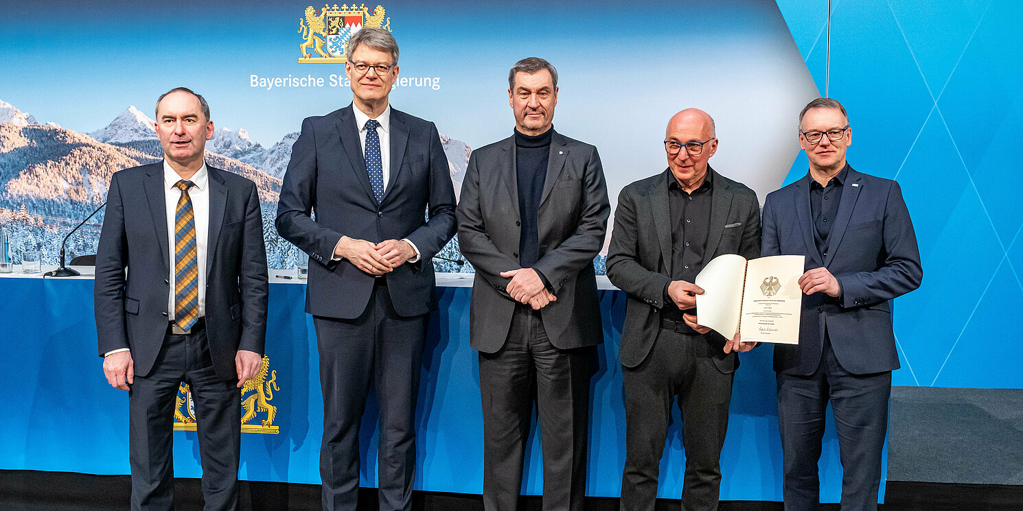 Übergabe des Förderbescheids an die OTH Regensburg. Foto: Staatskanzlei Bayern