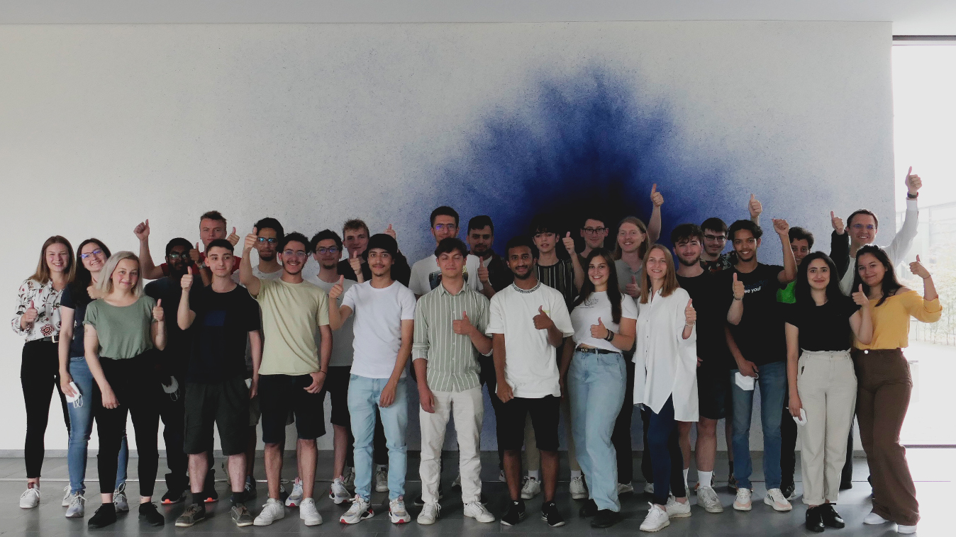 Teilnehmende Studierende von ISIMA und der OTH Regensburg vor dem Kunstwerk im Gebäude der Fakultät Informatik und Mathematik. Fotos: We Chen