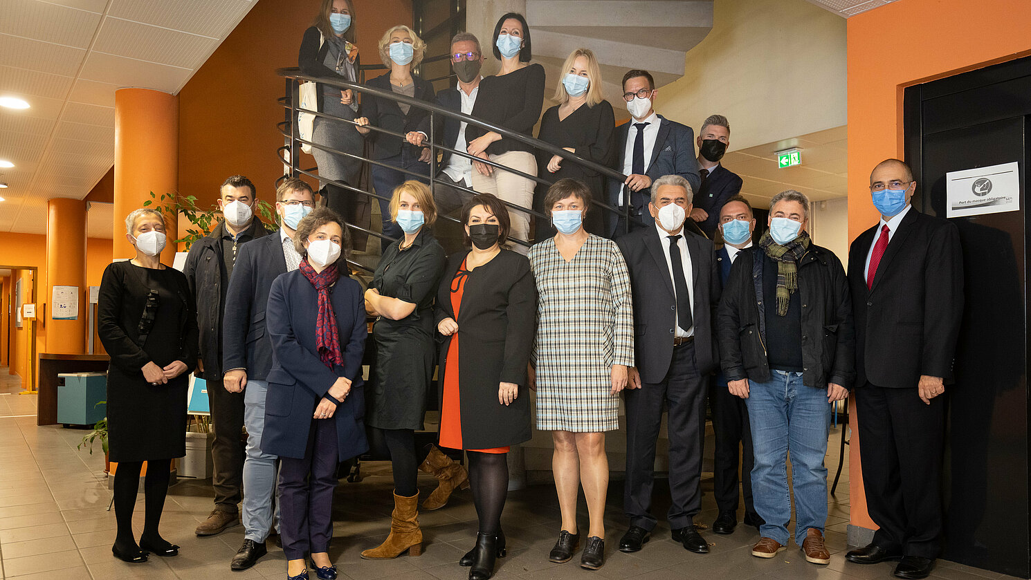 Die Université Clermont Auvergne mit ihrem Präsidenten Mathias Bernard an der Spitze lud Vertreter*innen aller Hochschulen des ERASMob-Verbunds nach Clermont-Ferrand, u. a. Prof. Dr. Oliver Steffens (oben, Sechster von links) von der OTH Regensburg. Die Université Clermont Auvergne mit ihrem Präsidenten Mathias Bernard (oben, Dritter von links) an der Spitze lud Vertreter*innen aller Hochschulen des ERASMob-Verbunds nach Clermont-Ferrand. Vonseiten der OTH Regensburg nahm Prof. Dr. Oliver Steffens, Vizepräsident für Forschung und Internationalisierung (oben, Sechster von links), an dem Arbeitstreffen teil. ERASMob-Gesamtkoordinatorin ist Marie-Elisabeth Baudoin (unten, Vierte von links).