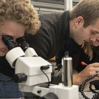 Ein Beispiel für die Gründungsförderung an der OTH Regensburg ist das im vergangenen Jahr neu eröffnete Start-up-Lab, eine kreative Spielwiese zum Forschen, Tüfteln, Ausprobieren. Foto: OTH Regensburg/Florian Hammerich