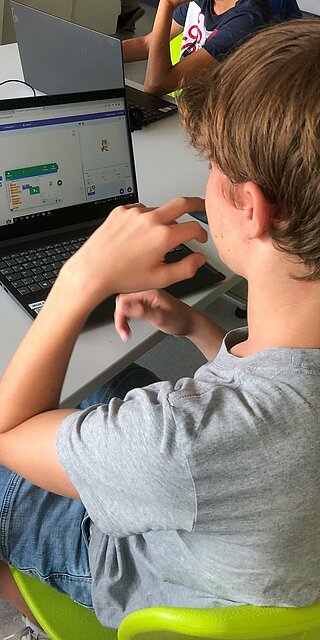 Ein eigenes Videospiel programmieren - das konnten die Kinder im Rahmen der Veranstaltung der Jungen Hochschule in Langquaid. Foto: Martina Wimmer/ExperimentierWerkstatt Langquaid