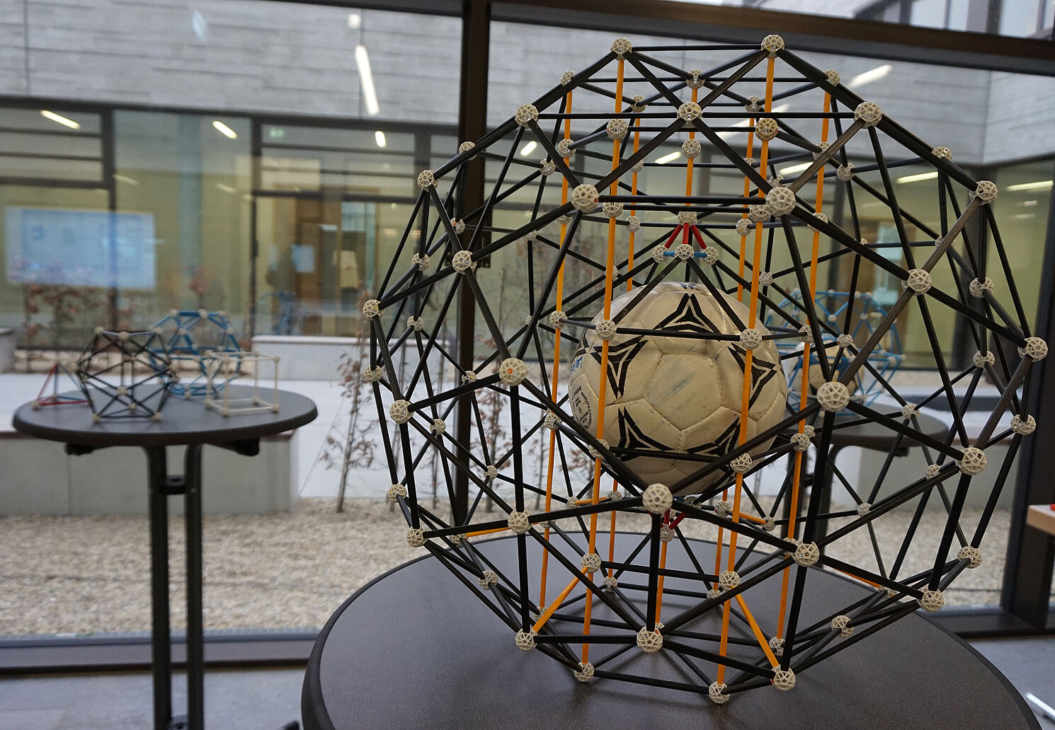 Mathe-Ausstellung an der OTH Regensburg: Die Schüler/innen des Gymnasiums Neutraubling haben ein Atommodell angefertigt. 