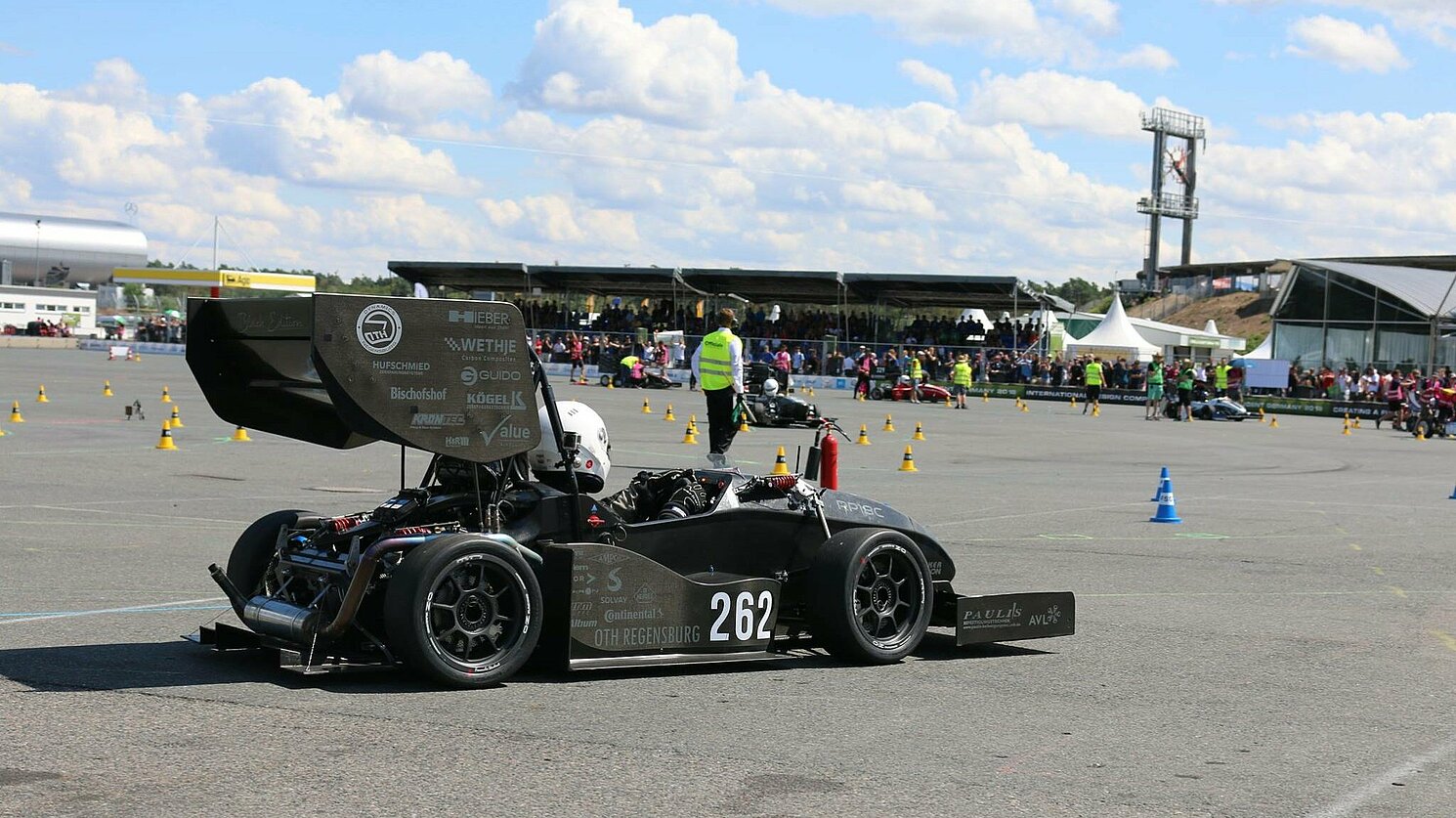 Das Team von Dynamics e.V. von der OTH Regensburg hat 2018 mit seinem Boliden RP18c wieder einen hervorragenden 5. Platz beim Formula Student Germany in Hockenheim erreicht. Foto: Ramona Kinntke