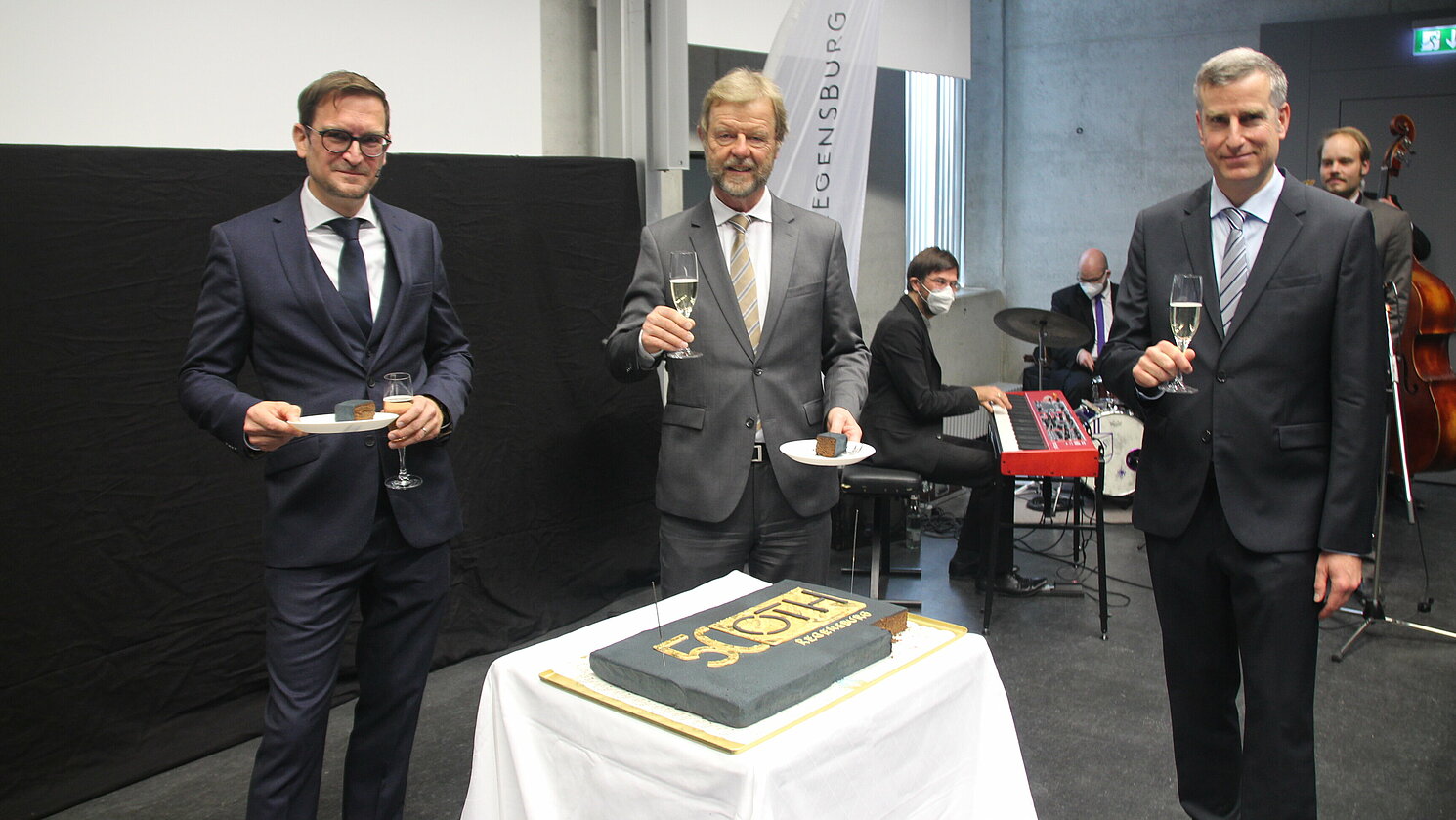 Stießen zusammen mit Gästen aus aller Welt auf den 50. Geburtstag an (v.li.): Prof. Dr. Oliver Steffens, Vizepräsident für Forschung und Internationalisierung, Prof. Dr. Wolfgang Baier, Präsident der OTH Regensburg, und Festredner Prof. Dr. Markus Bresinsky. 