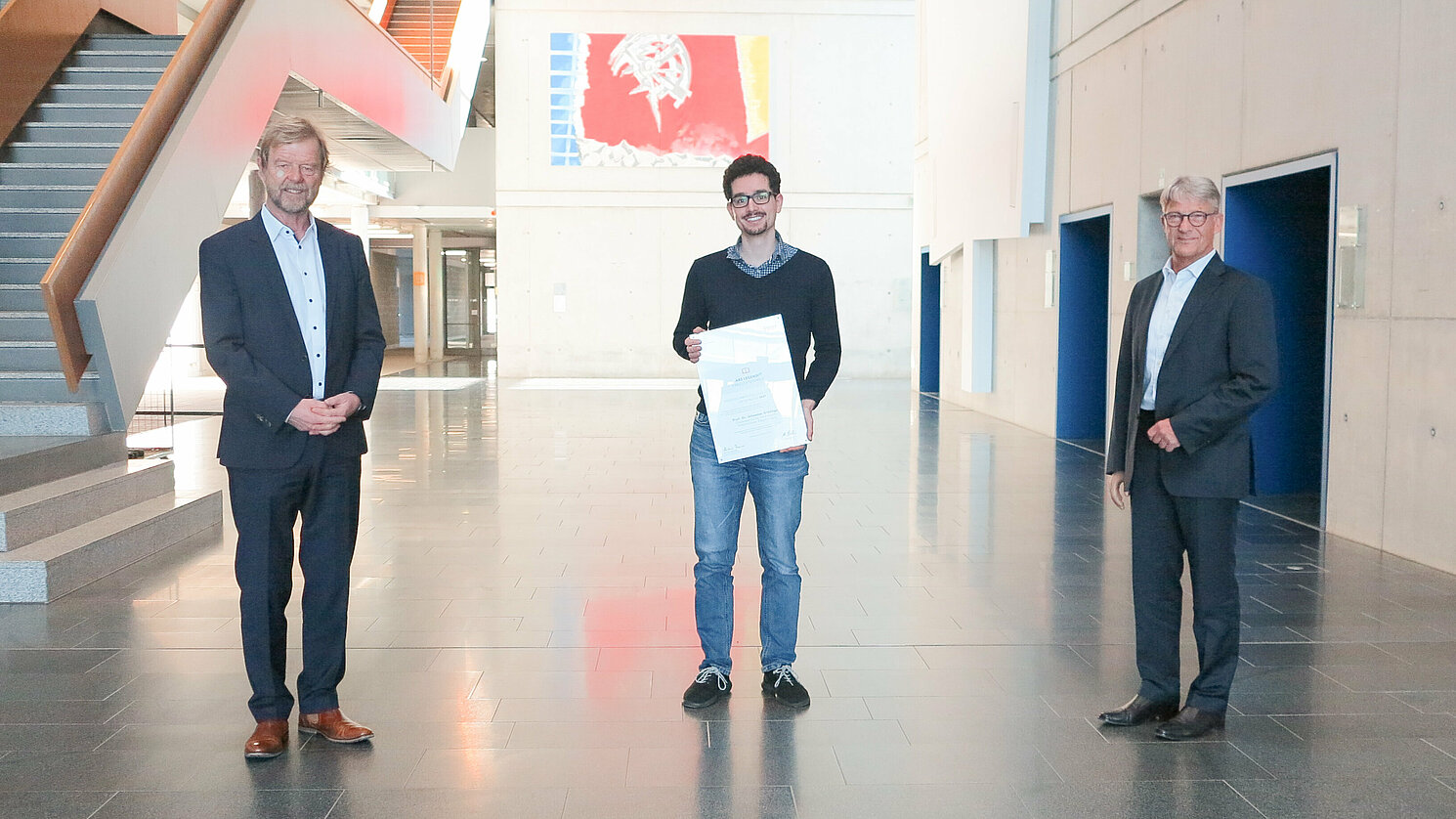 Prof. Dr. Wolfgang Baier, Präsident der OTH Regensburg (links), und Prof. Dr. Ulrich Bühler (rechts), Vorsitzender der Konferenz der Fachbereichstage von der Hochschule Fulda gratulierten Preisträger Prof. Dr. Johannes Schildgen (Mitte).