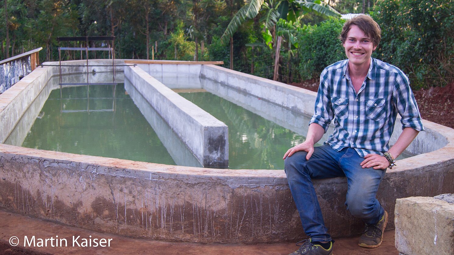 Der angehende Bauingenieur Martin Kaiser, Student der OTH Regensburg, war vom Verein Thriving Green e. V. für eine Bachelorarbeit engagiert, um bereits bestehende Becken zur Algenzucht in Kenia zu prüfen, neu zu konzipieren und vor Ort zu realisieren.