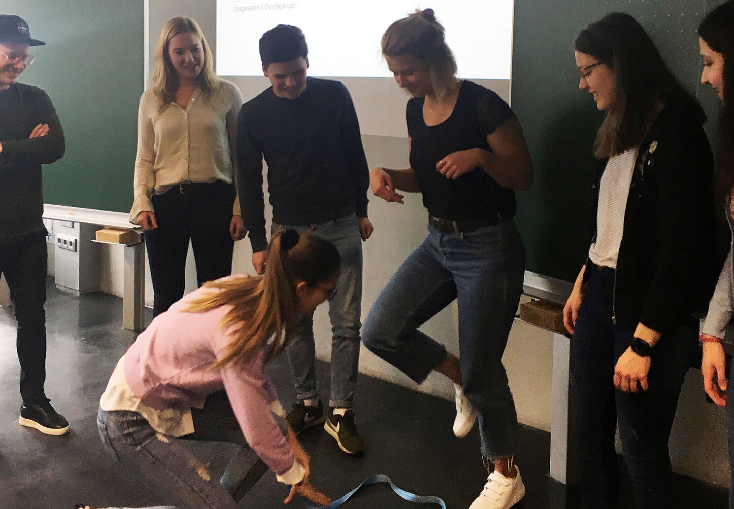 Die Referentinnen starteten ihren Vortrag mit einem Spiel, dem sogenannten „Sling-Game“, das den Teilnehmerinnen und Teilnehmern spielerisch und sehr eindrücklich die agile Arbeits- und Denkweise näherbringen sollte. 