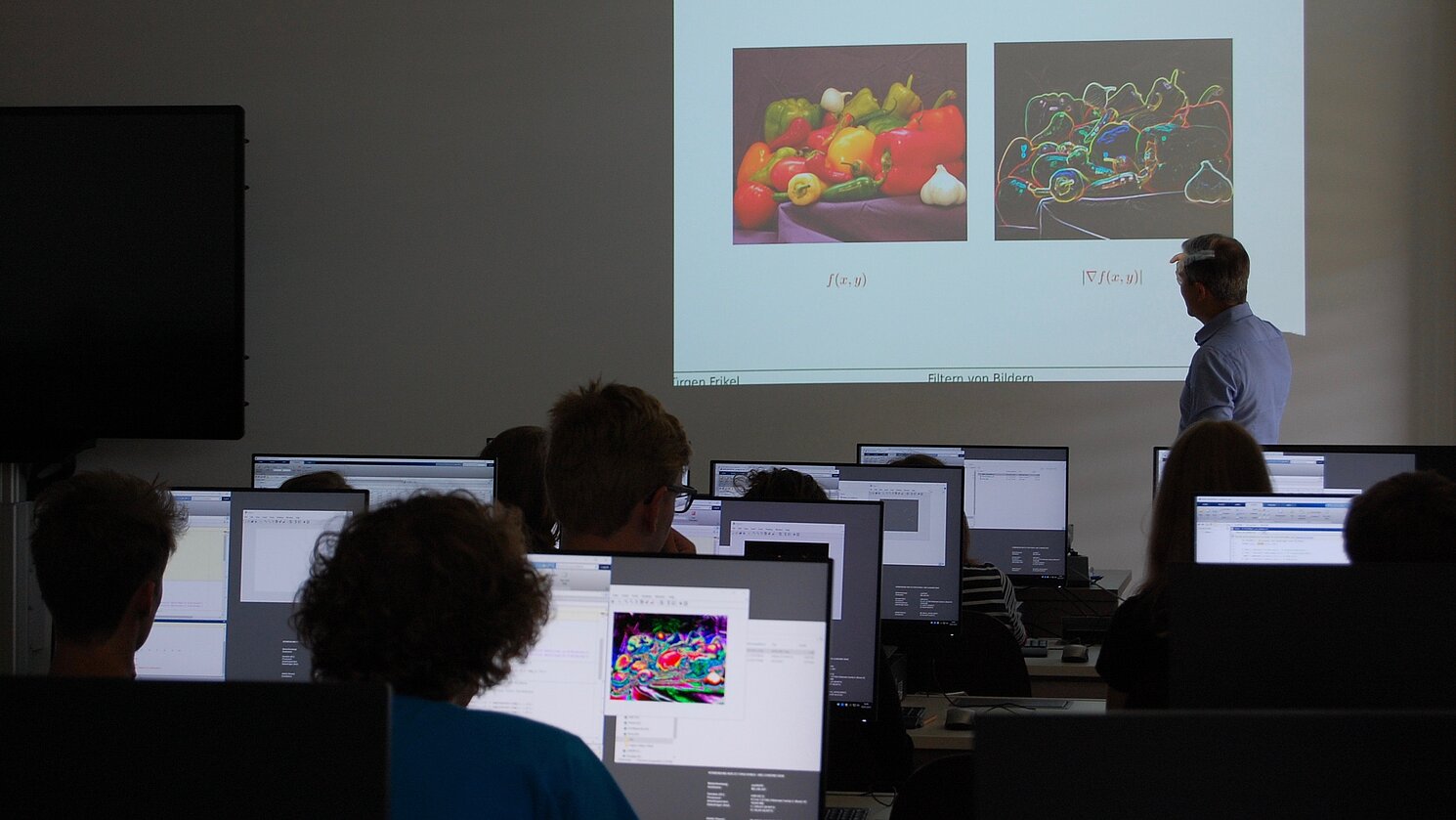 Schülerinnen und Schüler des MathePlus-Kurses vom Gymnasium Neutraubling waren erneut an der Fakultät Informatik und Mathematik zu Besuch und erhielten spannende Einblicke in ausgewählte praxisbezogene Themen aus dem Mathematikstudium an der OTH Regensburg. 
