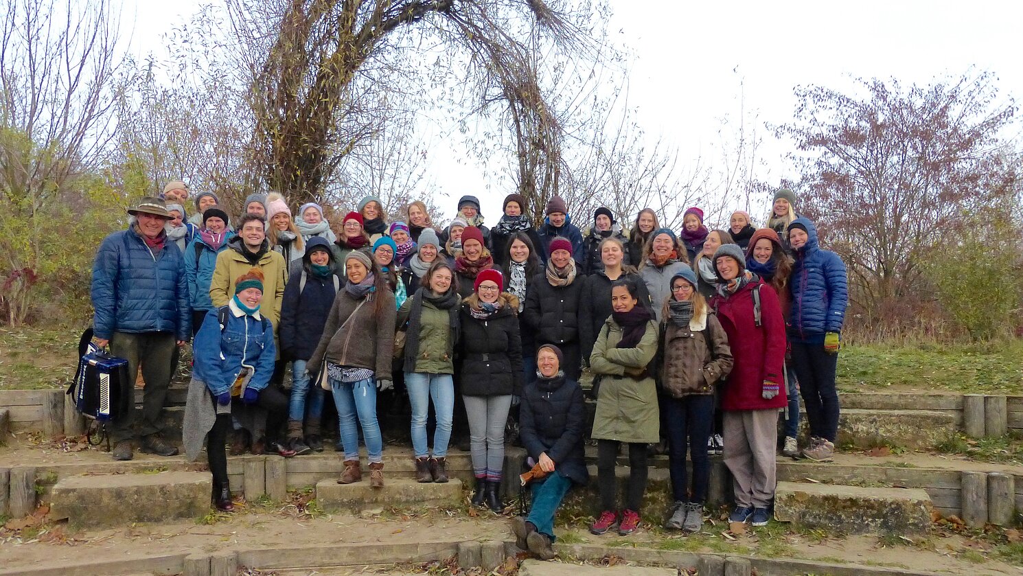 Vier Tage lang auf Studienfahrt in Hamburg und Hannover waren Studierende des Bachelorstudiengangs Musik- und bewegungsorientierte Soziale Arbeit der OTH Regensburg zusammen mit Prof. Renate Kühnel (ganz vorne sitzend) Ende November 2018. Foto: anonym