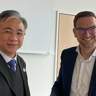 Prof. Dr. Tao-Ming Cheng, Präsident der CYUT University Taichung und Prof. Dr. Oliver Steffens beim Besuch des Präsidenten an der OTH Regensburg Foto: Irmgard Schroll-Decker