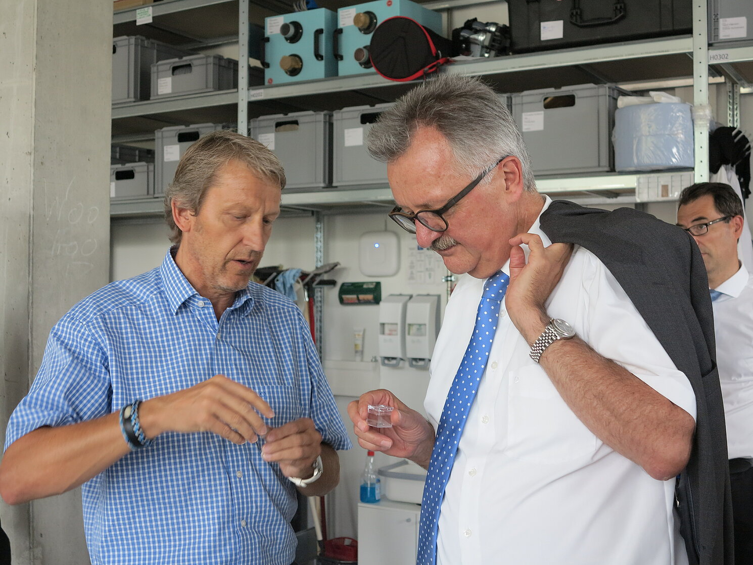 Unter anderem stand auch das Sensorik-ApplikationsZentrum (SappZ) von Prof. Dr. Rudolf Bierl (links) auf dem Programm.