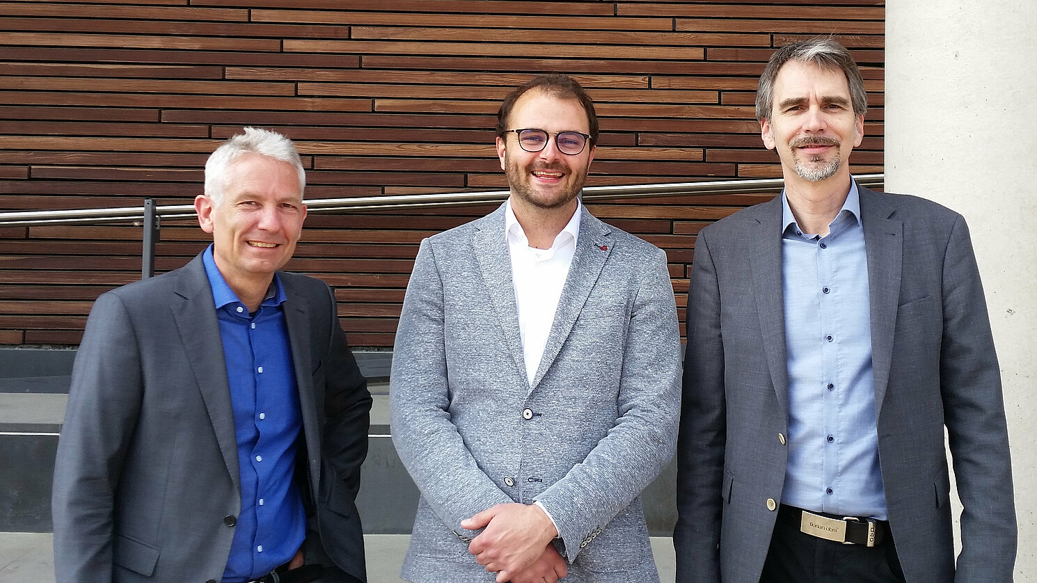 Promovend M.Sc. Clemens Pohlt (Mitte), Gutachter PD Dr. Sven Wachsemuth vom CITEC der Universität Bielefeld (li.) und Betreuer Prof. Dr.-Ing. Thomas Schlegl von der OTH Regensburg. Foto: Julia Pohlt