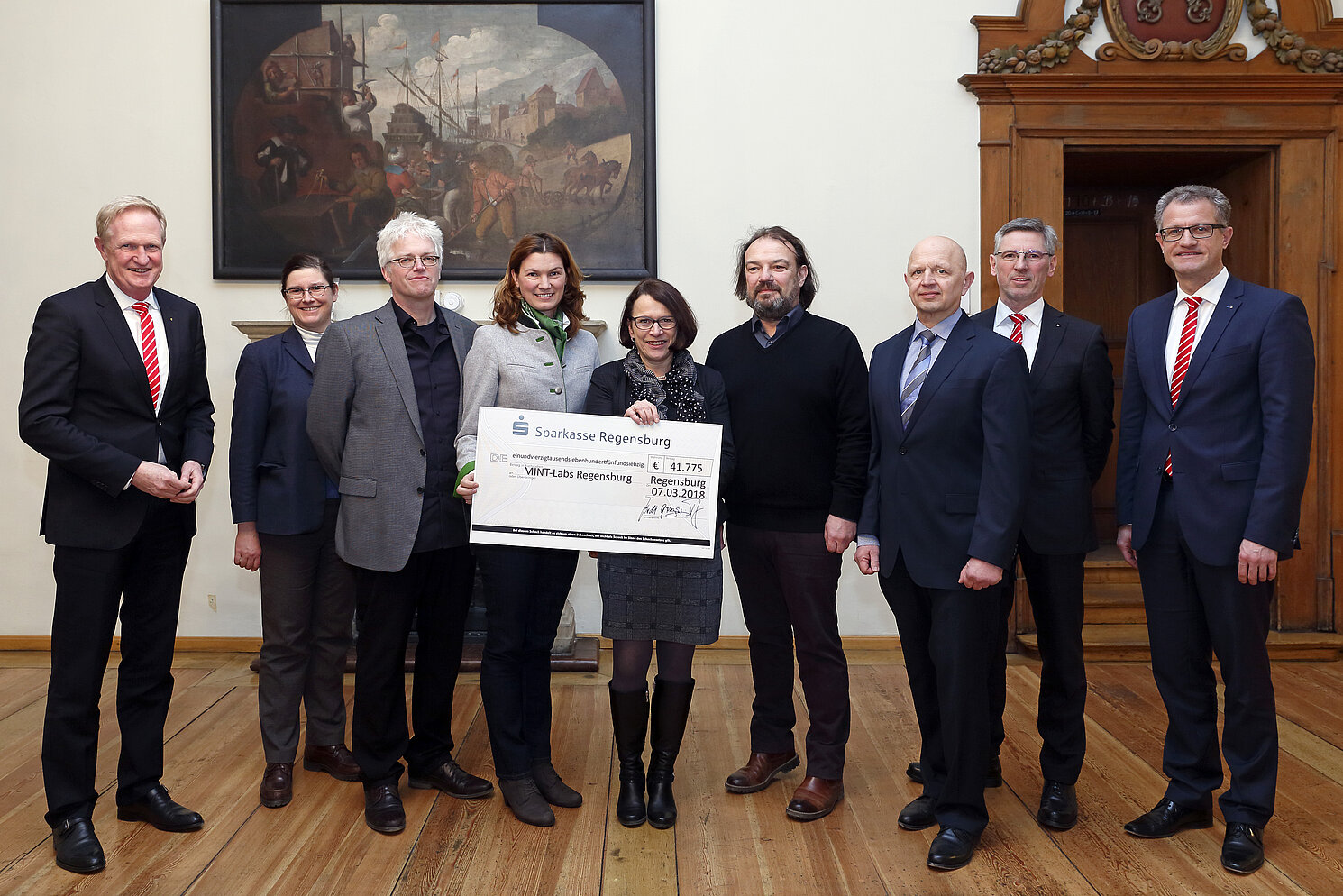 Spendenübergabe mit Landrätin Tanja Schweiger (4. v. l.), Bürgermeisterin Gertrud Maltz-Schwarzfischer (5. v. l.), Armin Gardeia von der Jungen Hochschule der OTH Regensburg (6. v. l.) und Dr. Ingo Krüger von der Bayerischen Sparkassenstiftung (3. v. r.)