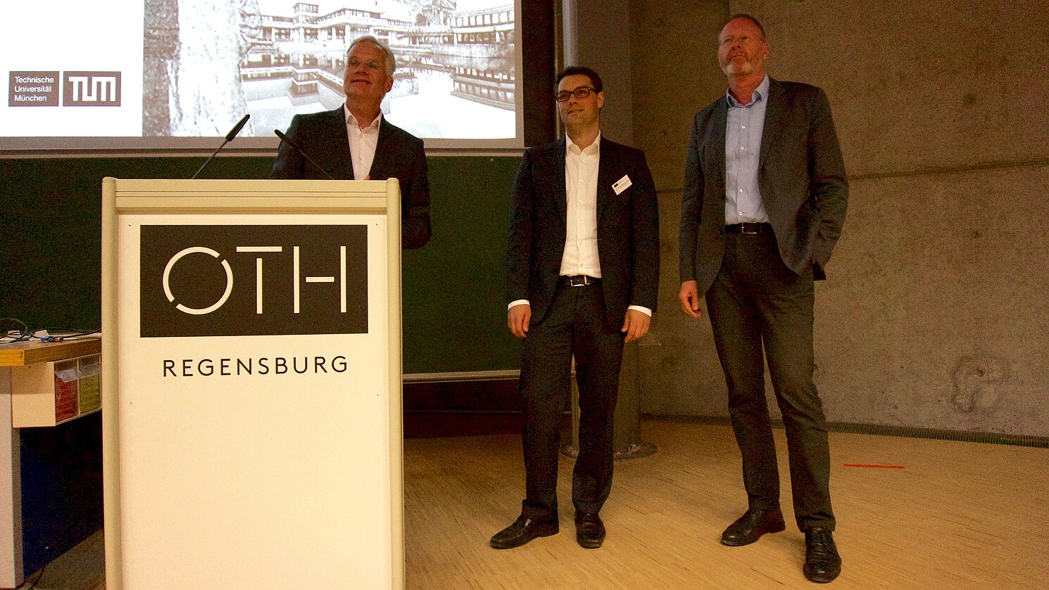 Prof. Dr. Mathias Obergrießer (Mitte) von der Fakultät Bauingenieurwesen mit den Kollegen von der Uni Regensburg, Prof. Dr. Wolfgang Schäfers (links), Lehrstuhl für Immobilienmanagement, und von der TU München, Prof. Dr. Werner Lang (rechts), Lehrstuhl Energieeffizientes und nachhaltiges Planen und Bauen. 