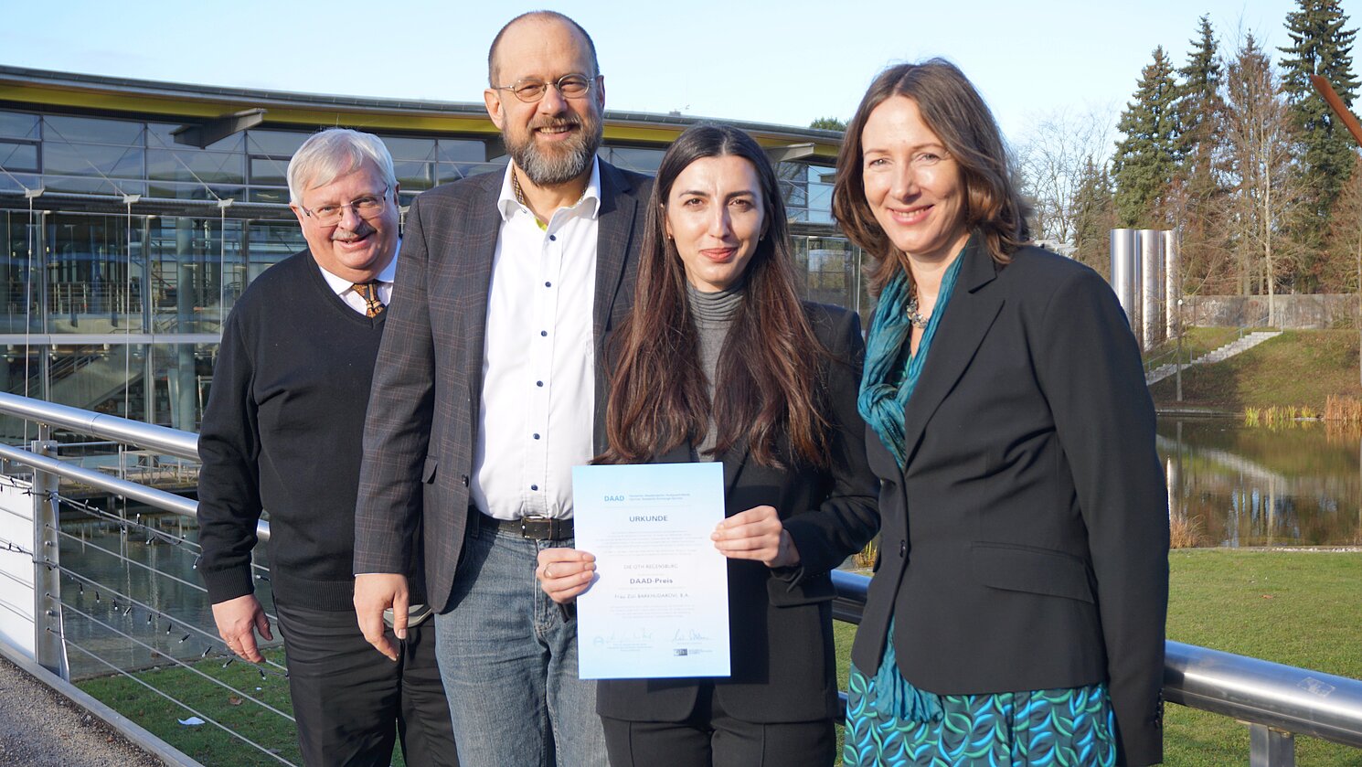 Von links: Dr. Wilhelm Bomke (Leiter des Akademischen Auslandsamts), Prof. Dr. Thomas Fuhrmann (Vizepräsident), die DAAD-Preisträgerin Zizi Barkhudarovi mit ihrer Urkunde und Prof. Dr. Ulrike Fauerbach (Prodekanin der Fakultät Architektur).