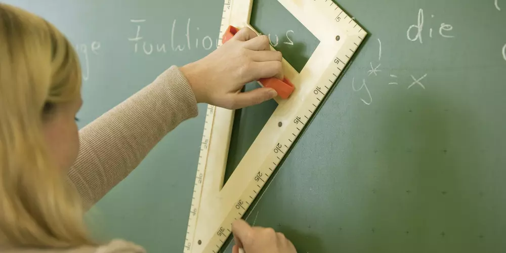 Dozentin erstellt ein Tafelbild
