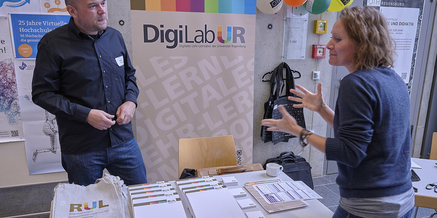 Gespräch am DigiLabUR-Stand