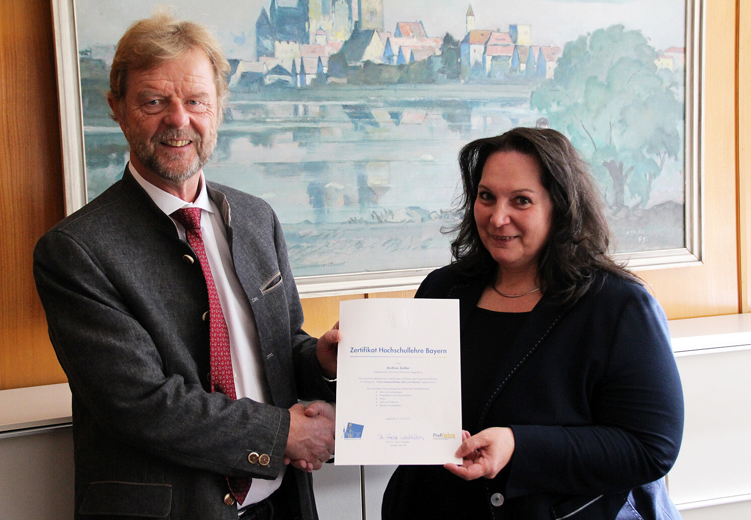 Prof. Dr. Wolfgang Baier, Präsident der OTH Regensburg, und Andrea Zeitler, Lehrbeauftragte der Fakultät Angewandte Sozial- und Gesundheitswissenschaften.